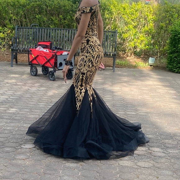 Royal Formal Gown - Picture 6 of 7